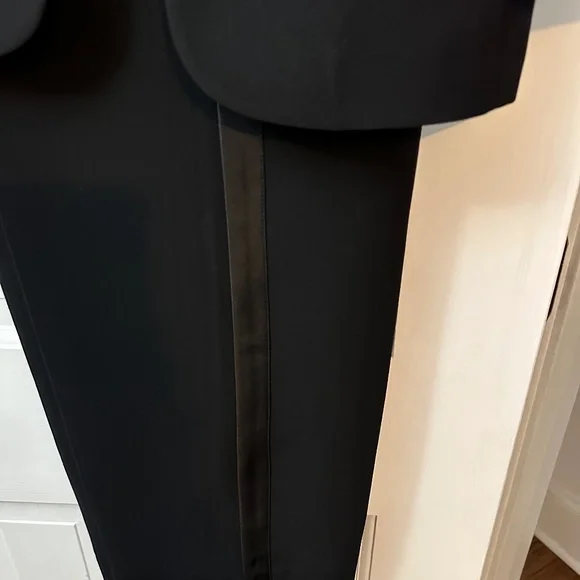 Ladies suit - Picture 2 of 4